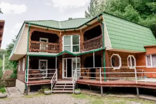 Усадьба «Златогор» Большой дом — Белокуриха: фото объекта размещения