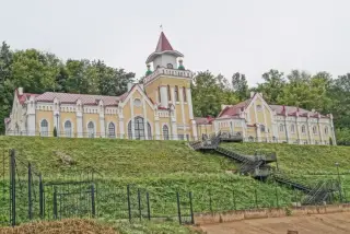 Гостиница, расположенная в здании, являющемся объектом культурного наследия "Ресторанно-гостиничный комплекс "Старая Башня", ООО "Новая линия" — Сарапул: фото объекта размещения