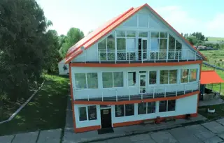 гостиница "Гостиный двор "Красногорье" ООО "Научно-производственный центр "Алтайская чайная компания" — Алтайский край: фото объекта размещения