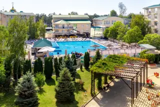 Территория Пансионата ФЕЯ Sunclub Resort&SPA — Анапа: фото объекта размещения