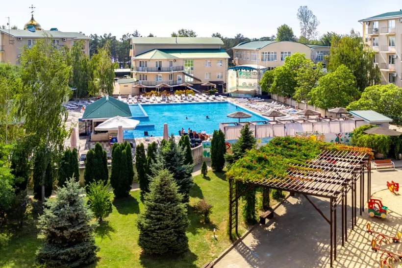 Территория Пансионата ФЕЯ Sunclub Resort&SPA — Анапа: фото объекта размещения